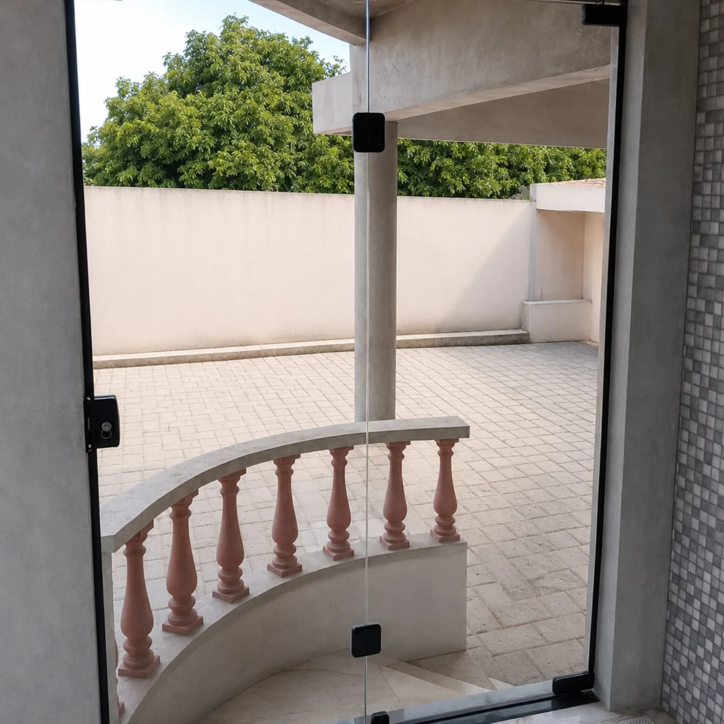 Fechamento em vidro temperado com vista para o pátio